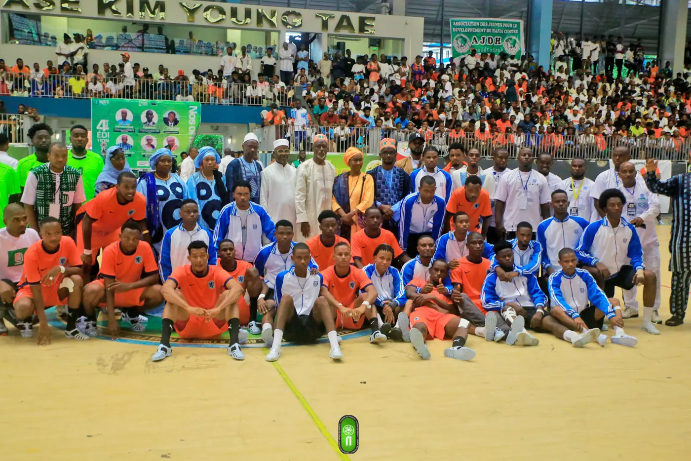 Photo de famille des équipes et des personnalités au gymnase Kim Young Tae